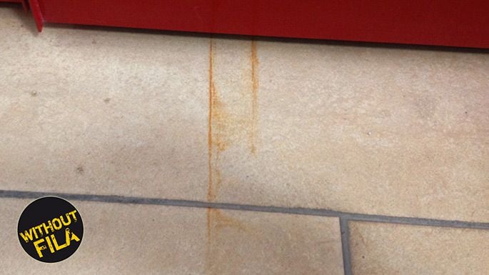 Macchie di ruggine su gres porcellanato e ceramica Come togliere le macchie di ruggine