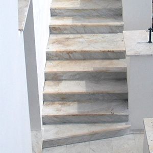 marmo-carrara-con-ruggine