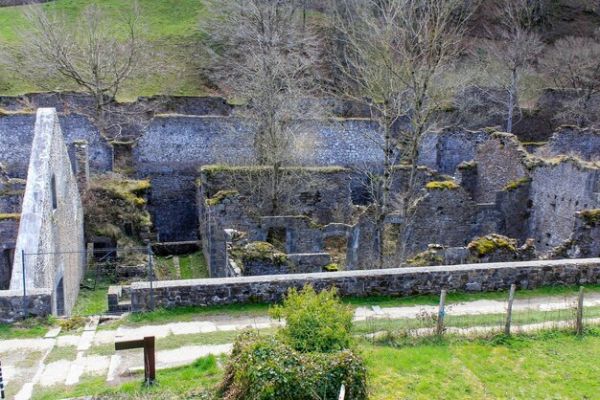 ruinas-real-fabrica-armas-municiones-orbaizeta-siglo-xviii-navarra-espana_870452-2924