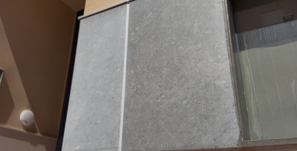 Izquierda: zona sin limpiar ni tratar - Derecha: zona limpia con CLEANER PRO y tratada con STONEPLUS